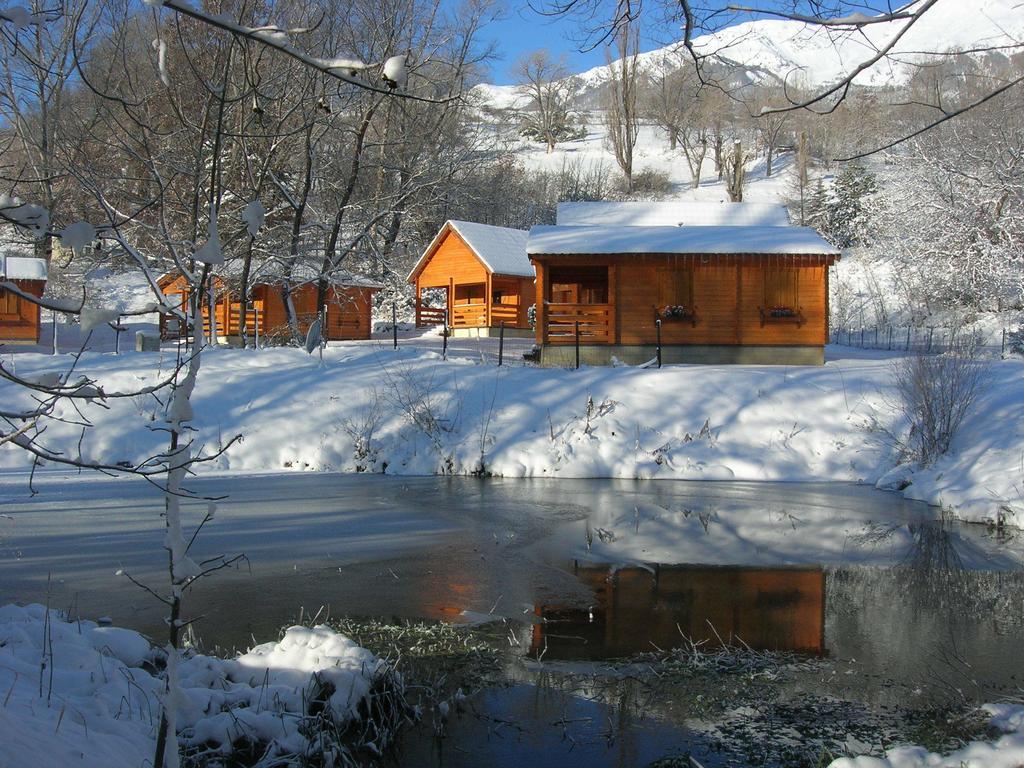Camping, Hotel De Plein Air Les Cariamas Chateauroux-les-Alpes Екстер'єр фото